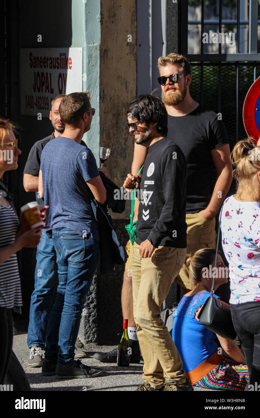 I giovani uomini a Kallio Block Party a Helsinki in Finlandia 2017 Foto Stock