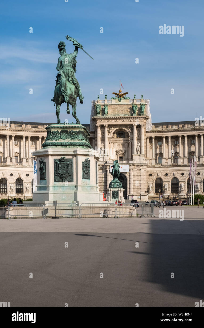 Statua equestre di Arciduca Carlo sulla Heldenplatz, con Neue Burg Imperial Palace edificio in background, Vienna, Austria Foto Stock