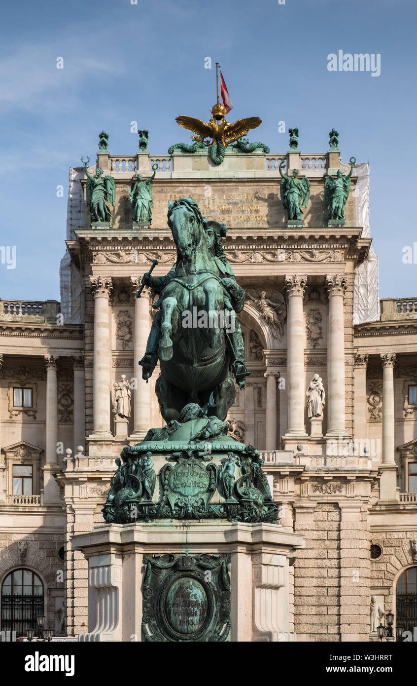 Il principe Eugenio di Savoia statua equestre, Heldenplatz (Piazza degli Eroi) nella parte anteriore del Palazzo di Hofburg a Vienna, in Austria Foto Stock