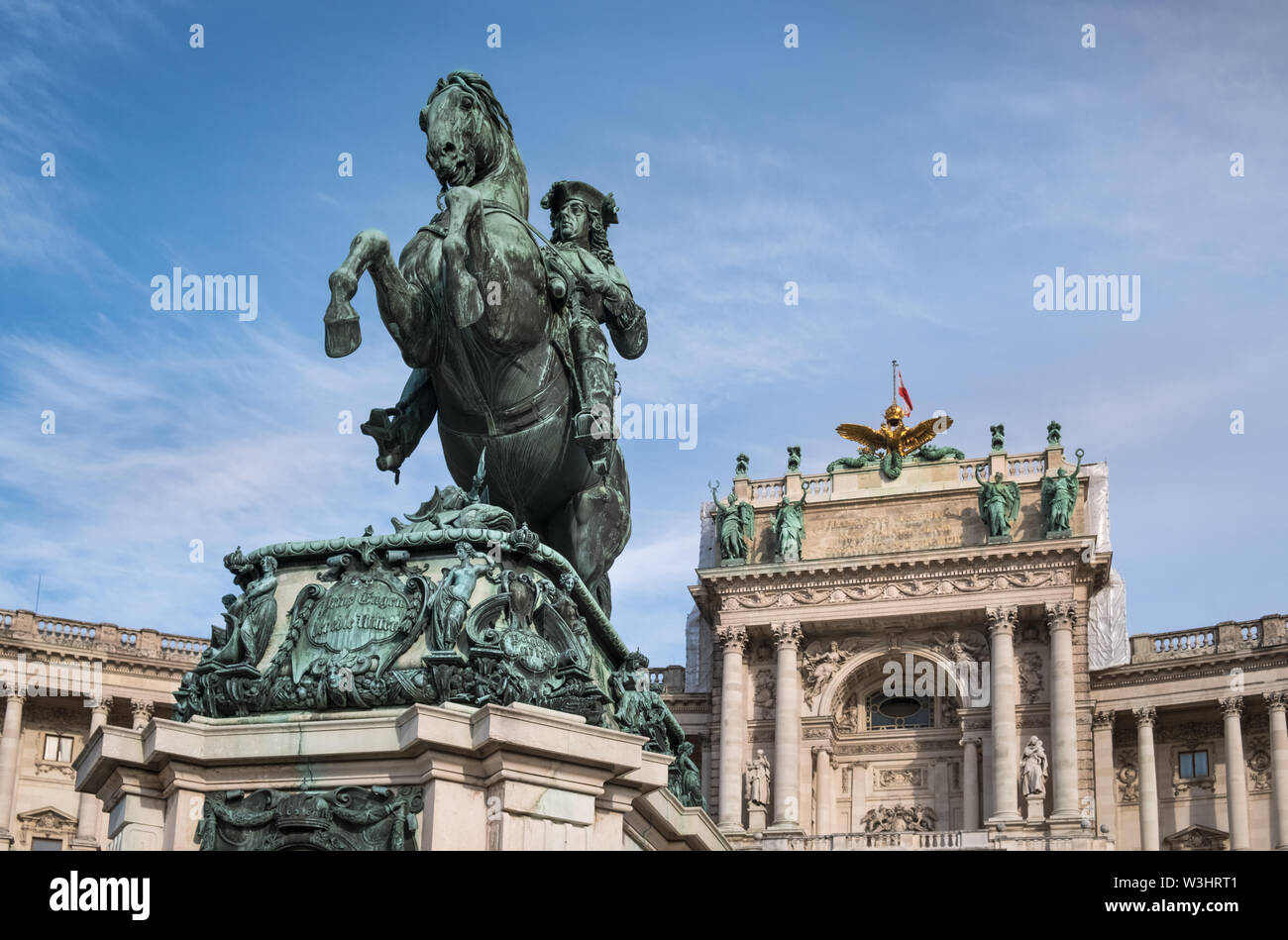 Il principe Eugenio di Savoia statua equestre, Heldenplatz (Piazza degli Eroi) nella parte anteriore del Palazzo di Hofburg a Vienna, in Austria Foto Stock
