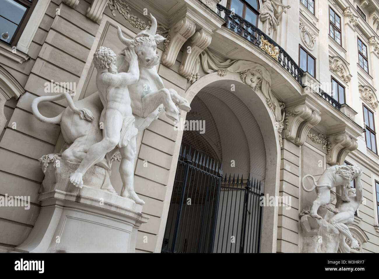 Ercole e il Toro Cretese scultura, viscerale Burghof, il Palazzo Imperiale Hofburg, Cancelleria Imperiale ala, Vienna, Austria Foto Stock