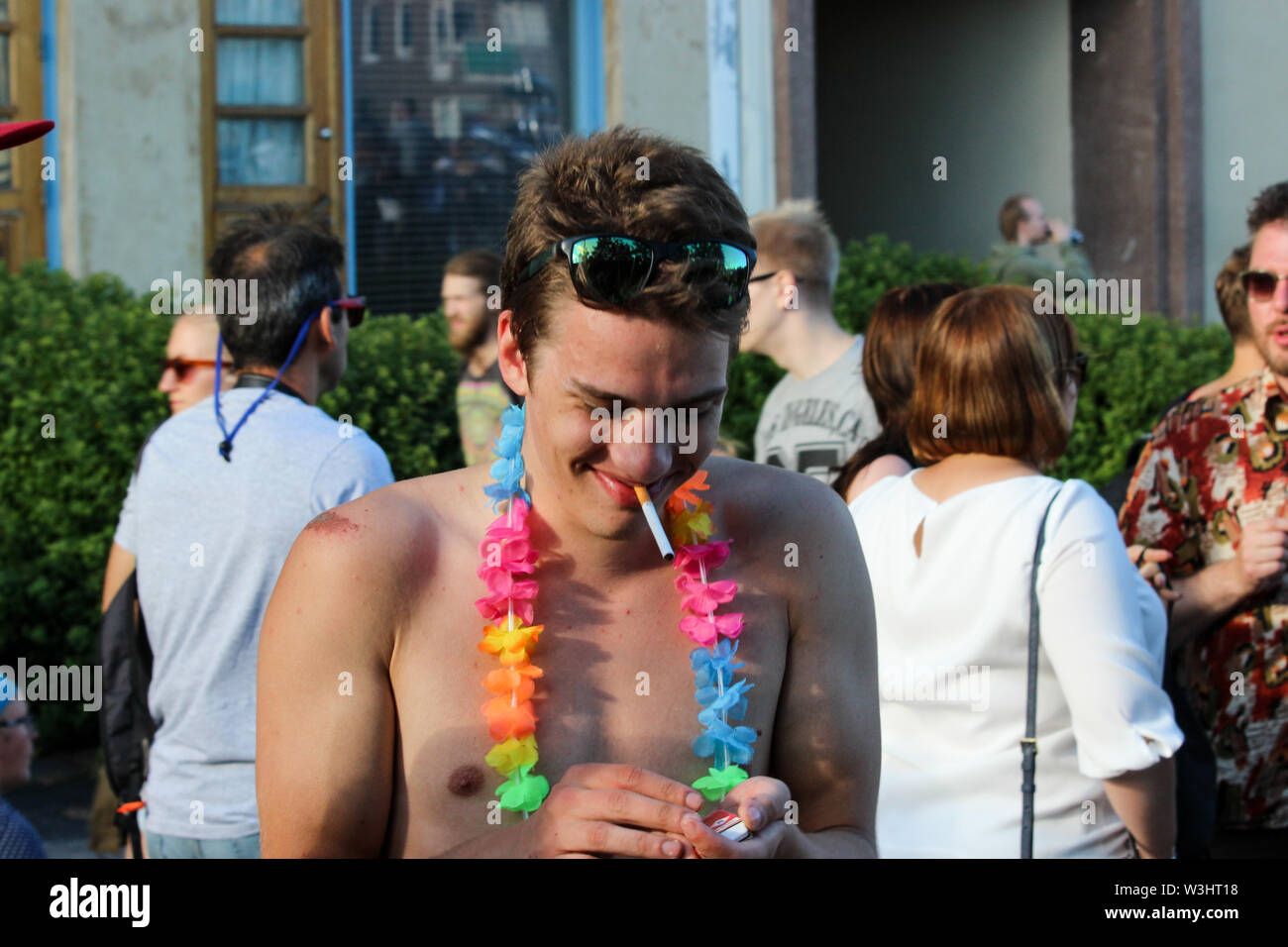 Giovane con lei un fulmine una sigaretta a Kallio Block Party 2018 a Helsinki in Finlandia Foto Stock