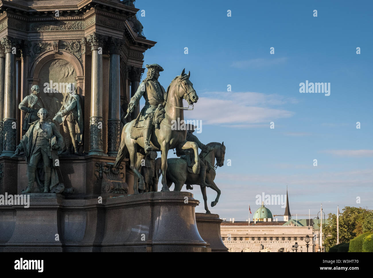 Una sezione della Imperatrice Maria Theresia monumento, guardando verso il Palazzo di Hofburg di Vienna, Austria Foto Stock