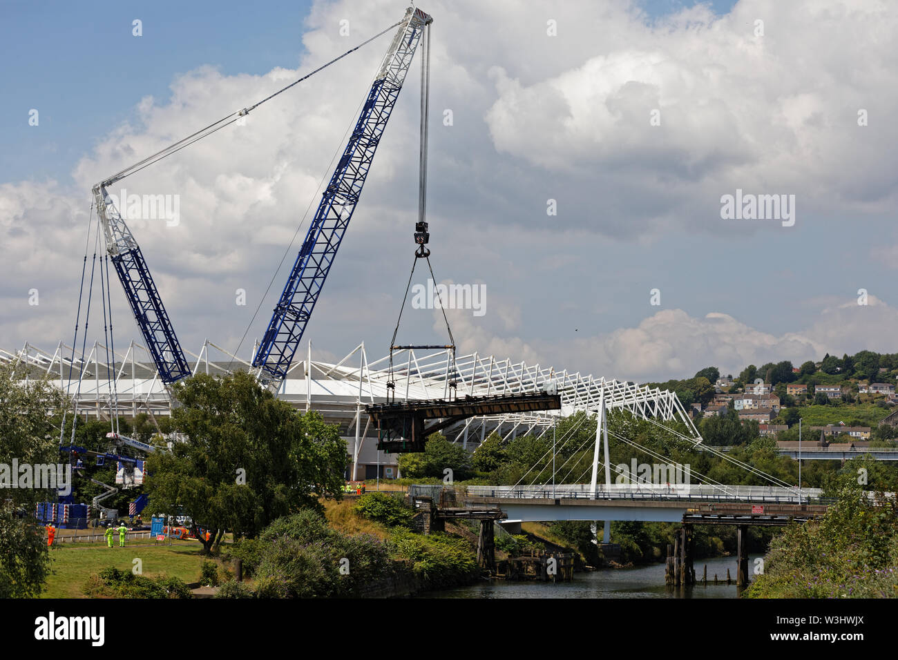 Nella foto: una gru solleva il ponte mobile su fiume Tawe nell'area Morfa di Swansea, Galles del Sud. Domenica 14 luglio 2019 Re: un anno 110 Old Bridge ha Foto Stock
