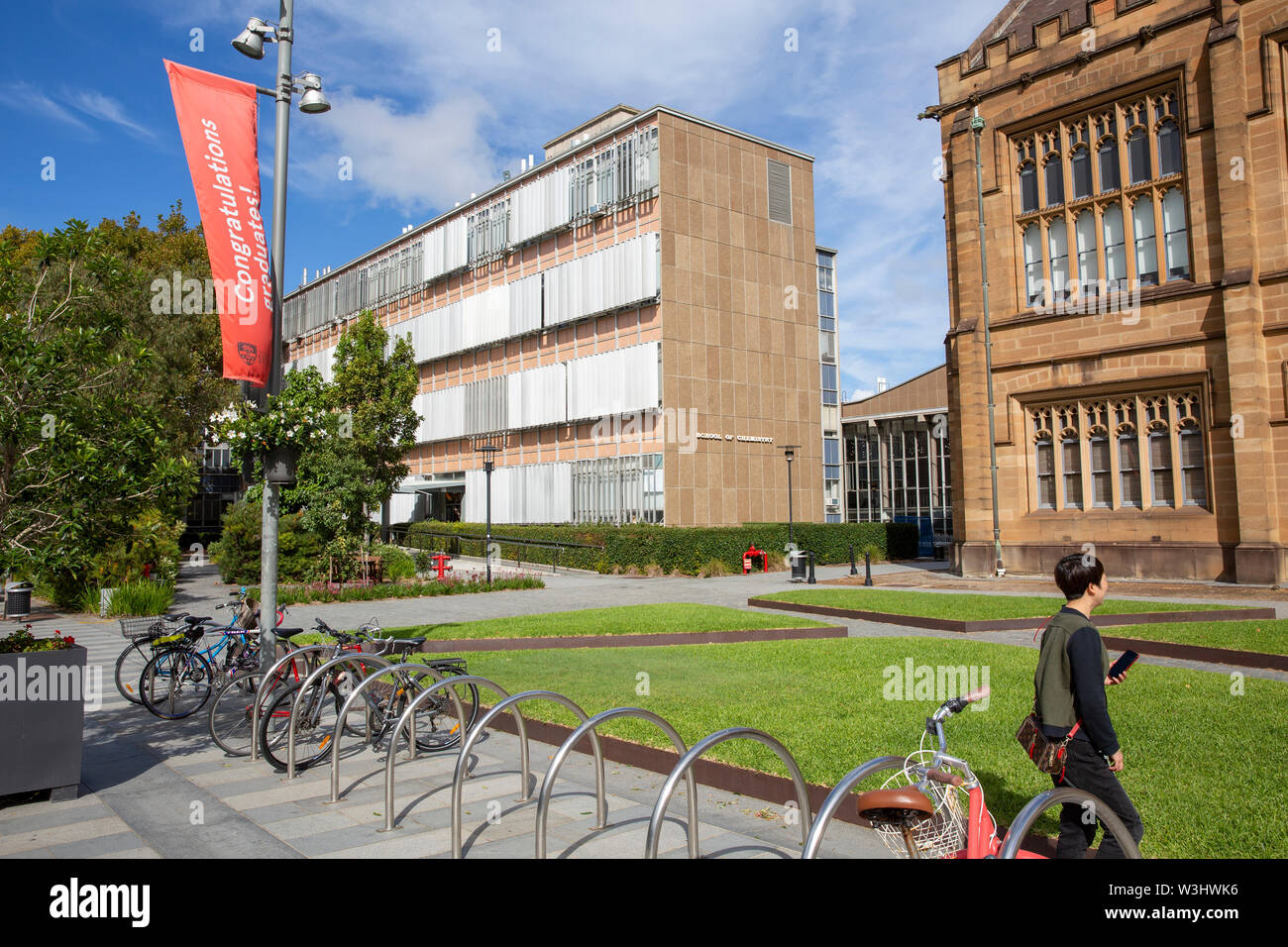 Asian studente all Università di campus di Sydney, Sydney, Nuovo Galles del Sud, Australia Foto Stock