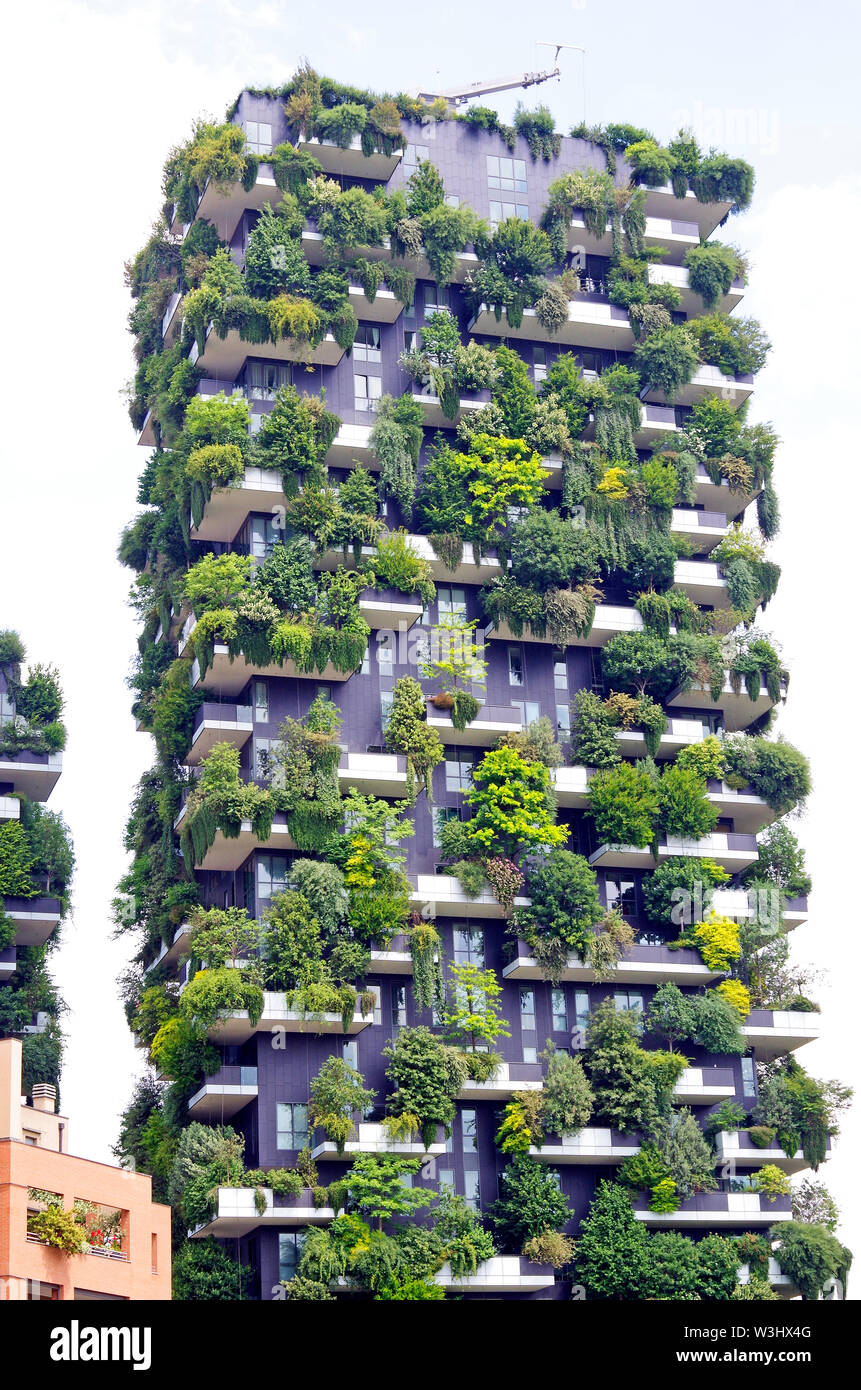 Bosco Verticale, Bosco verticale, due ecocompatibili torri residenziali a Milano, in zona Porto Nuova district, Italia, quasi coperto di vegetazione Foto Stock