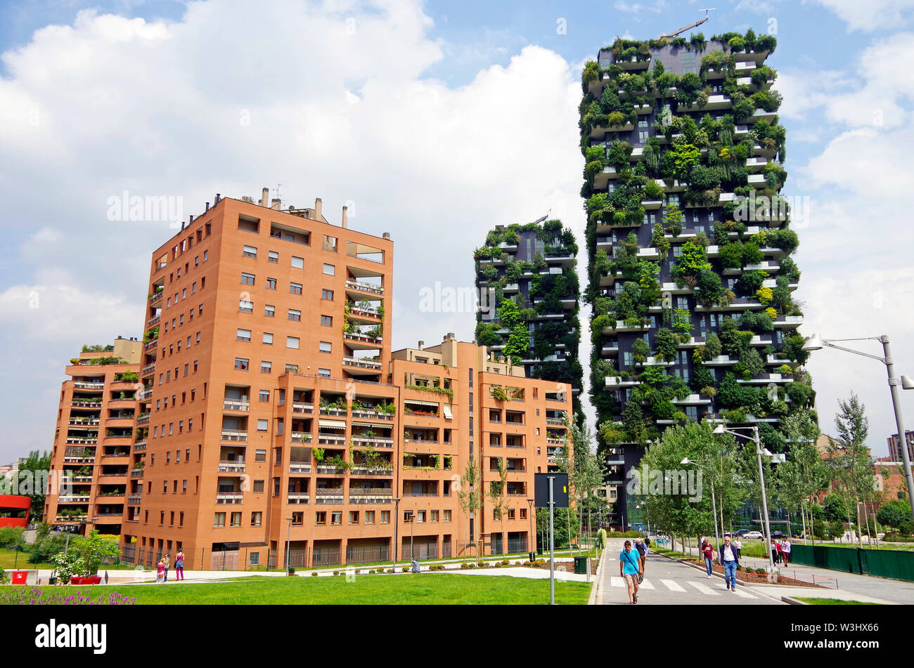 Bosco Verticale, Bosco verticale, due ecocompatibili torri residenziali a Milano, in zona Porto Nuova district, Italia, quasi coperto di vegetazione Foto Stock