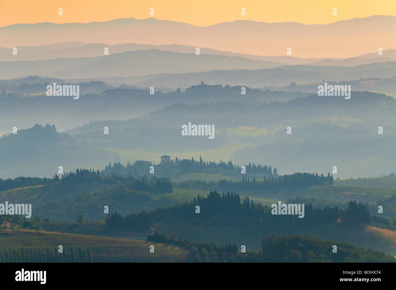Colline della Toscana all'alba a San Gimignano, Italia Foto Stock