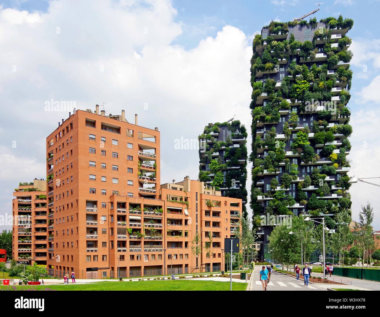 Bosco Verticale, Bosco verticale, due ecocompatibili torri residenziali a Milano, in zona Porto Nuova district, Italia, quasi coperto di vegetazione Foto Stock