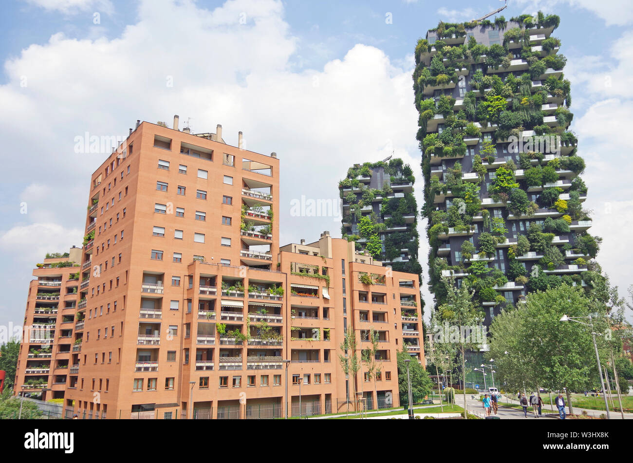 Bosco Verticale, Bosco verticale, due ecocompatibili torri residenziali a Milano, in zona Porto Nuova district, Italia, quasi coperto di vegetazione Foto Stock