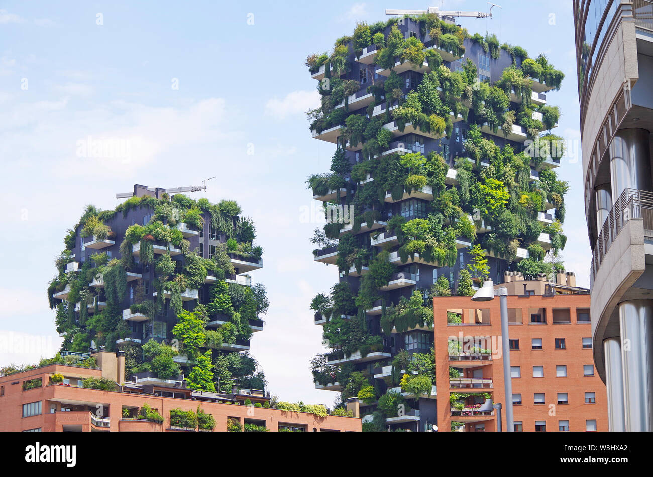 Bosco Verticale, Bosco verticale, due ecocompatibili torri residenziali a Milano, in zona Porto Nuova district, Italia, quasi coperto di vegetazione Foto Stock