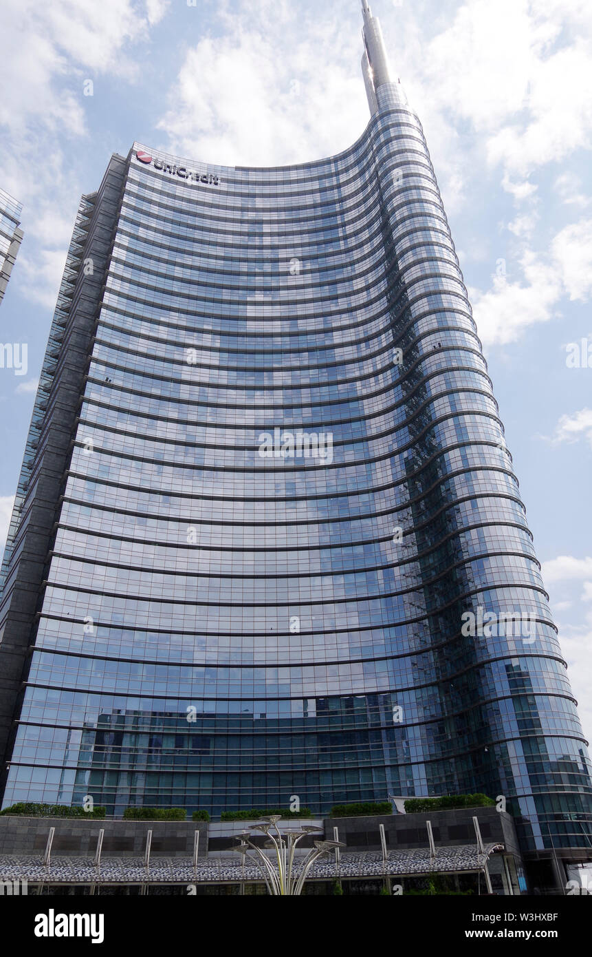 La torre di Unicredit, al centro di un utilizzo misto, auto-free area di Milano Porta Nuova, distretto con la sua guglia, coperto di LED colorati Foto Stock