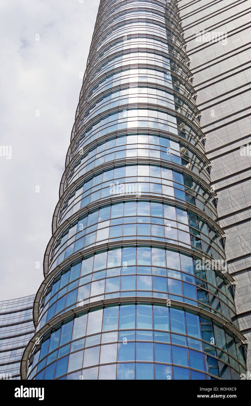 La torre di Unicredit, al centro di un utilizzo misto, auto-free area di Milano Porta Nuova, distretto con la sua guglia, coperto di LED colorati Foto Stock
