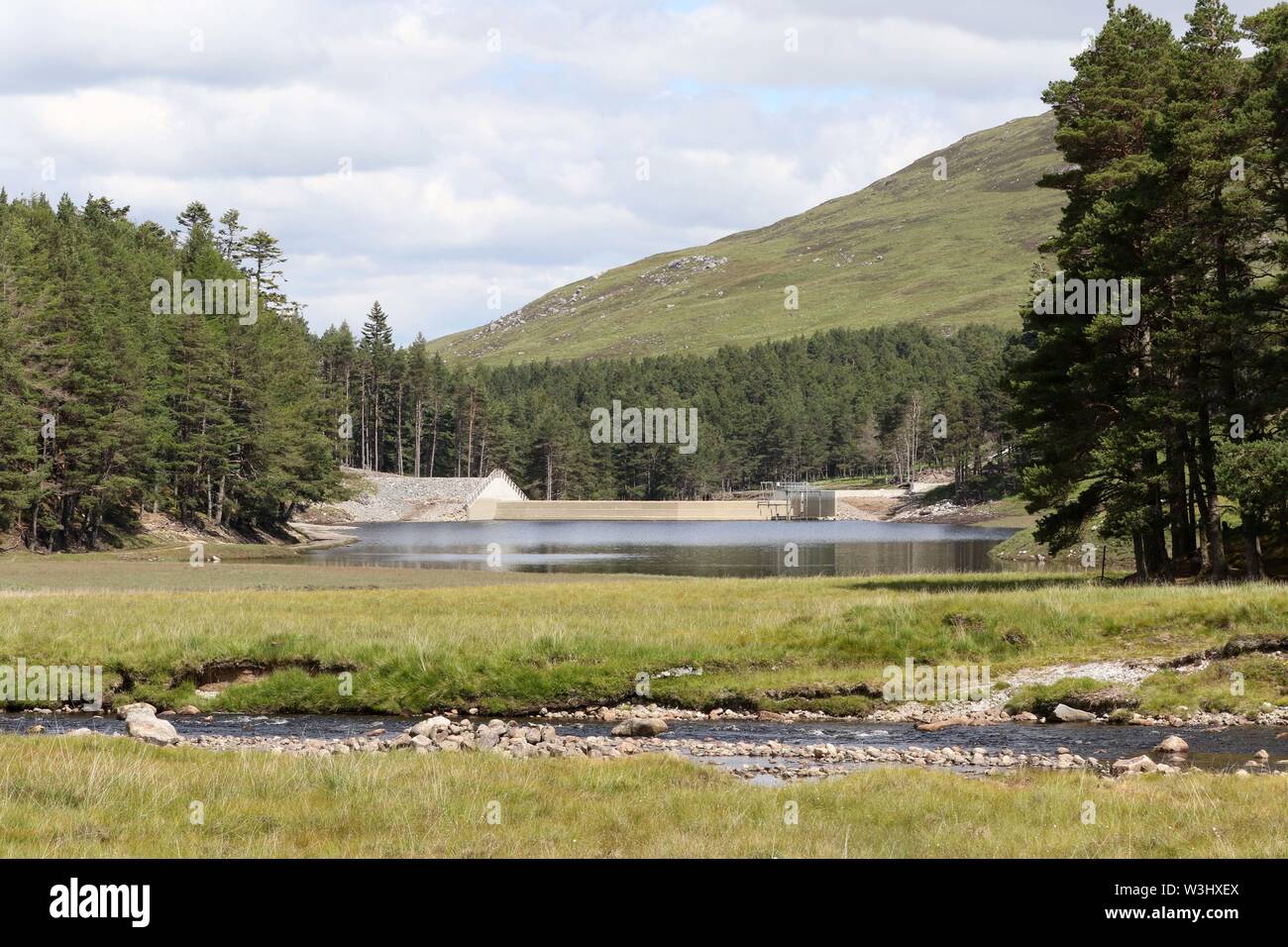 Ardverikie station wagon, Aviemore, Highlands Scozzesi. Il 15 luglio 2019. 15 Luglio 2019: Le riprese del nuovo film di James Bond ha cominciato a Ardverikie tenuta vicino a Aviemore nelle Highlands Scozzesi. Una complessa sequenza di chase è filmata che coinvolgerà i veicoli in marcia a velocità lungo piste forestali e attraverso un fiume. Una gran parte del fiume è in fase di preparazione per uno stunt che coinvolgono una diga. Un'altra sequenza di azione nome in codice 'carica di cavalleria' è anche essere girato a tenuta, lungo con un elicottero sequenza che promette di sorprendere. Credito: Andrew Smith/Alamy Live News Foto Stock