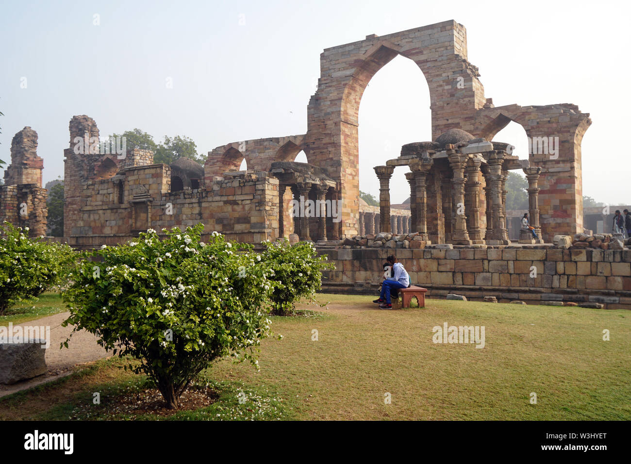 Quwwat-ul-Islam moschea, Qutb Minar complesso, Delhi, India Foto Stock