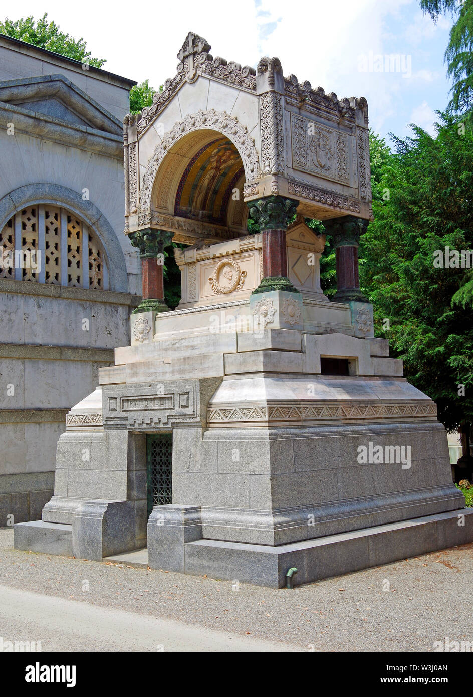 Cimitero Monumentale di Milano Italia, uno dei più grandi cimiteri d'Europa, i dettagli dei memoriali etc,Bendelli mausoleo Foto Stock