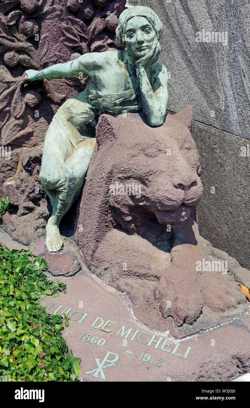 Cimitero Monumentale di Milano Italia, uno dei più grandi cimiteri d'Europa, i dettagli dei memoriali etc,Bronzo di giovane ragazza seduta sul leone di pietra Foto Stock