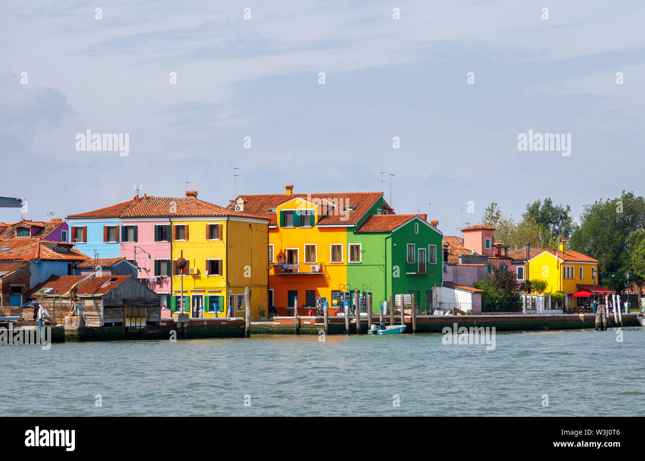 Vista del litorale di Burano, una piccola e pittoresca isola nella laguna di Venezia, Venezia, Italia con tipiche case vivacemente colorate sul lungomare Foto Stock