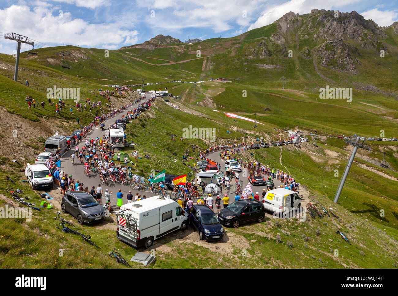 Col du Turmalet, Francia - 27 Luglio 2018: il peloton salendo per la strada che porta al Col du Tourmalet nei Pirenei durante la 19 tappa del Tour de France 2018. Foto Stock