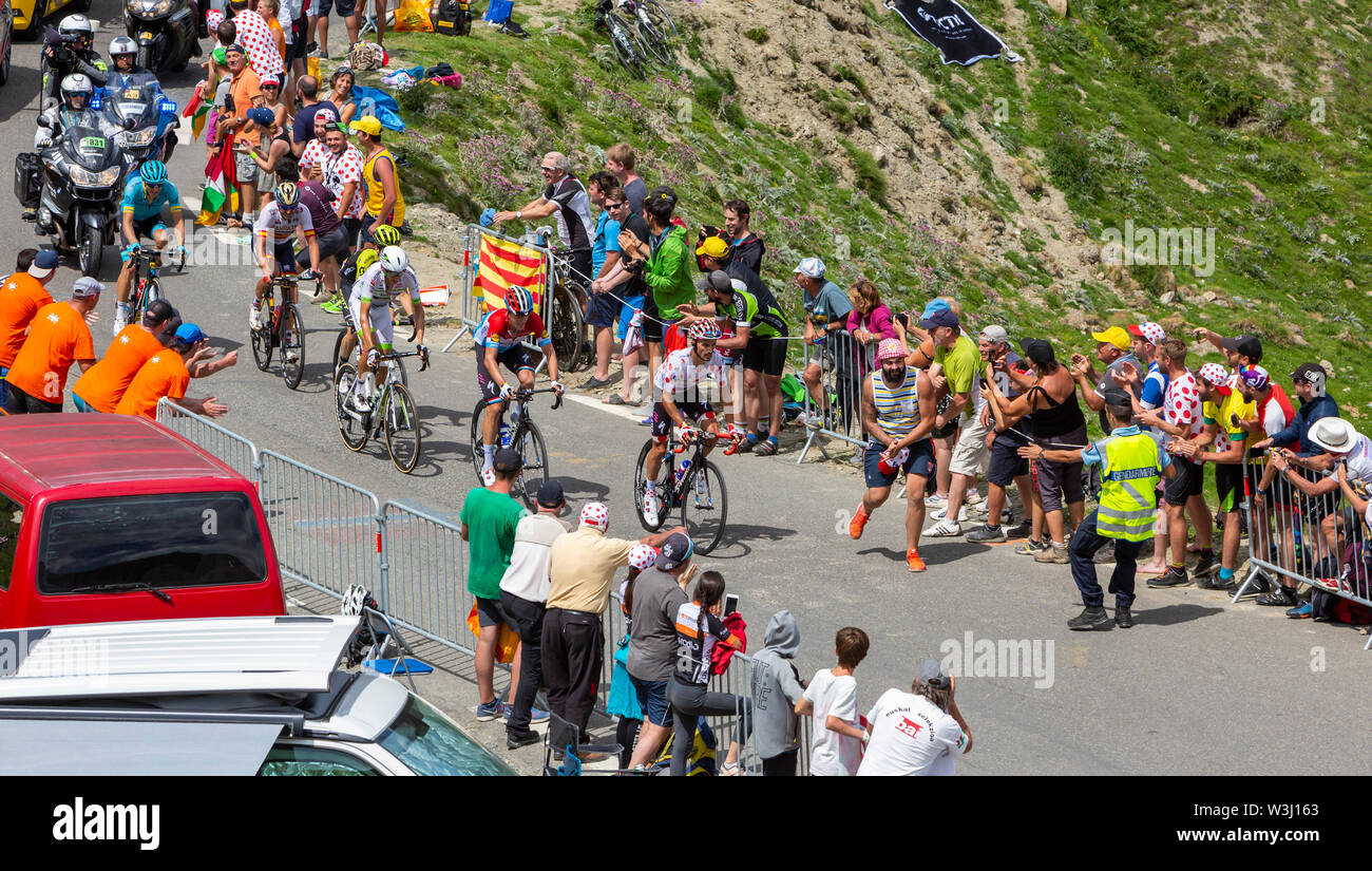 Col du Turmalet, Francia - 27 Luglio 2018: il distacco con Julian Alaphilippe in Polka-Dot-Jersey, salendo per la strada che porta al Col du Tourmalet nei Pirenei durante la 19 tappa del Tour de France 2018. Foto Stock