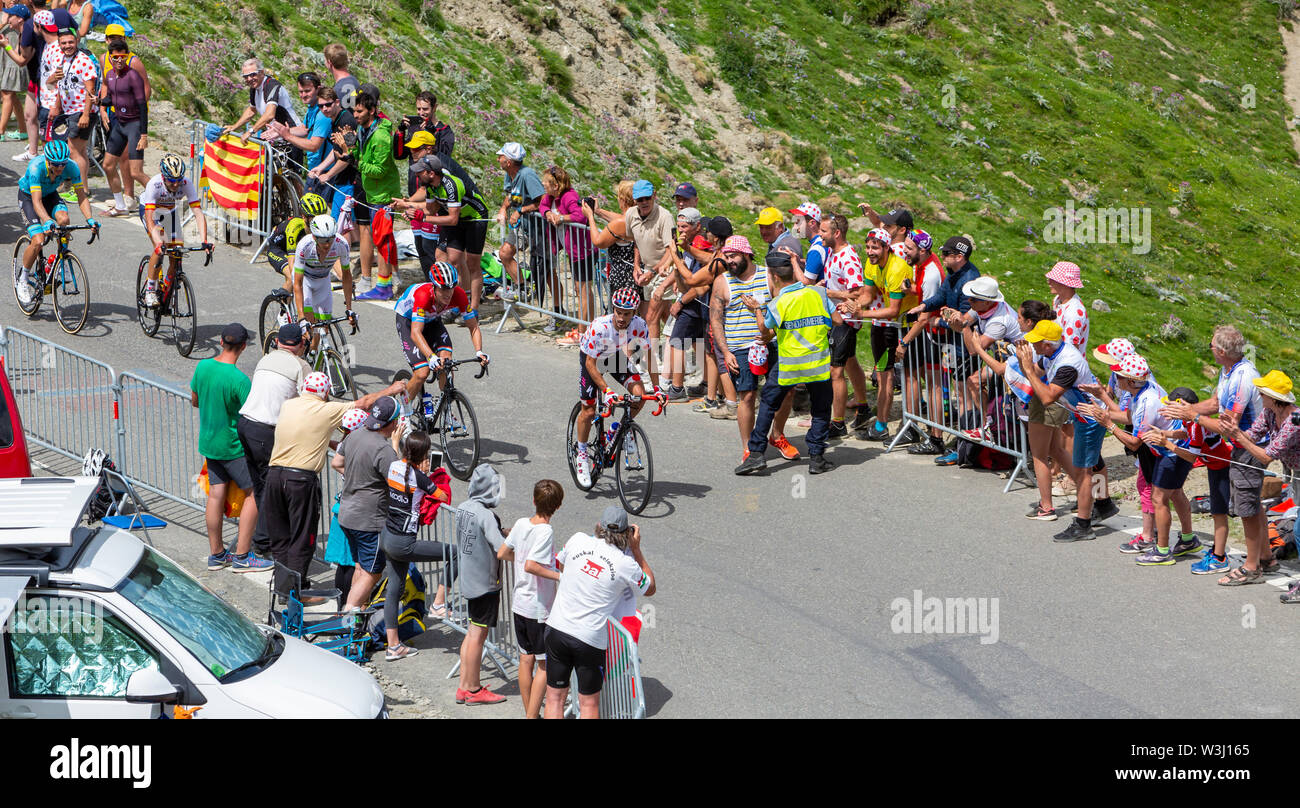 Col du Turmalet, Francia - 27 Luglio 2018: il distacco con Julian Alaphilippe in Polka-Dot-Jersey, salendo per la strada che porta al Col du Tourmalet nei Pirenei durante la 19 tappa del Tour de France 2018. Foto Stock