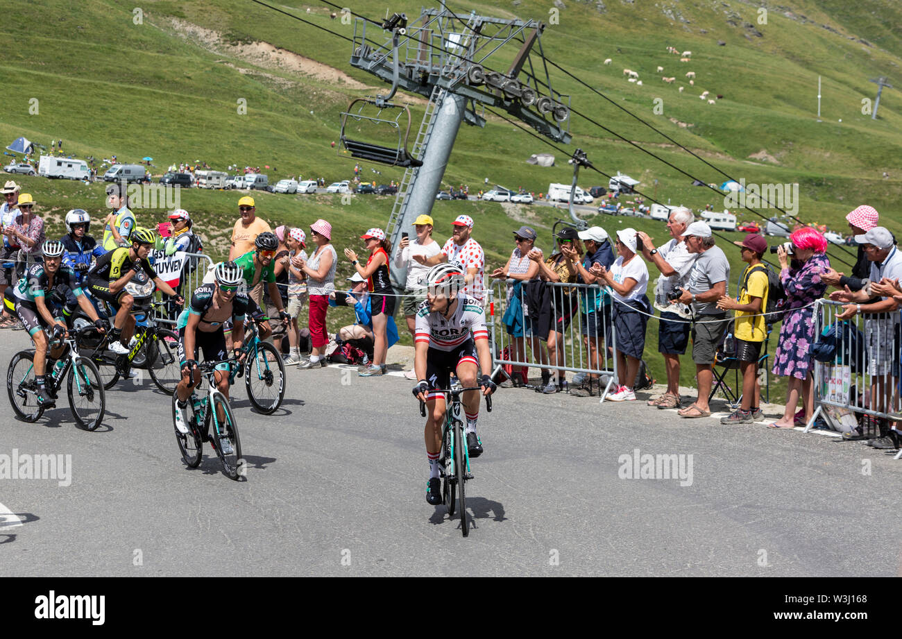 Col du Tourmalet,France-July 27,2018: un gruppo di ciclisti tra cui Peter Sagan in Maglia Verde salendo per la strada che porta al Col du Tourmalet durante la fase 19 del Tour de France 2018. Foto Stock