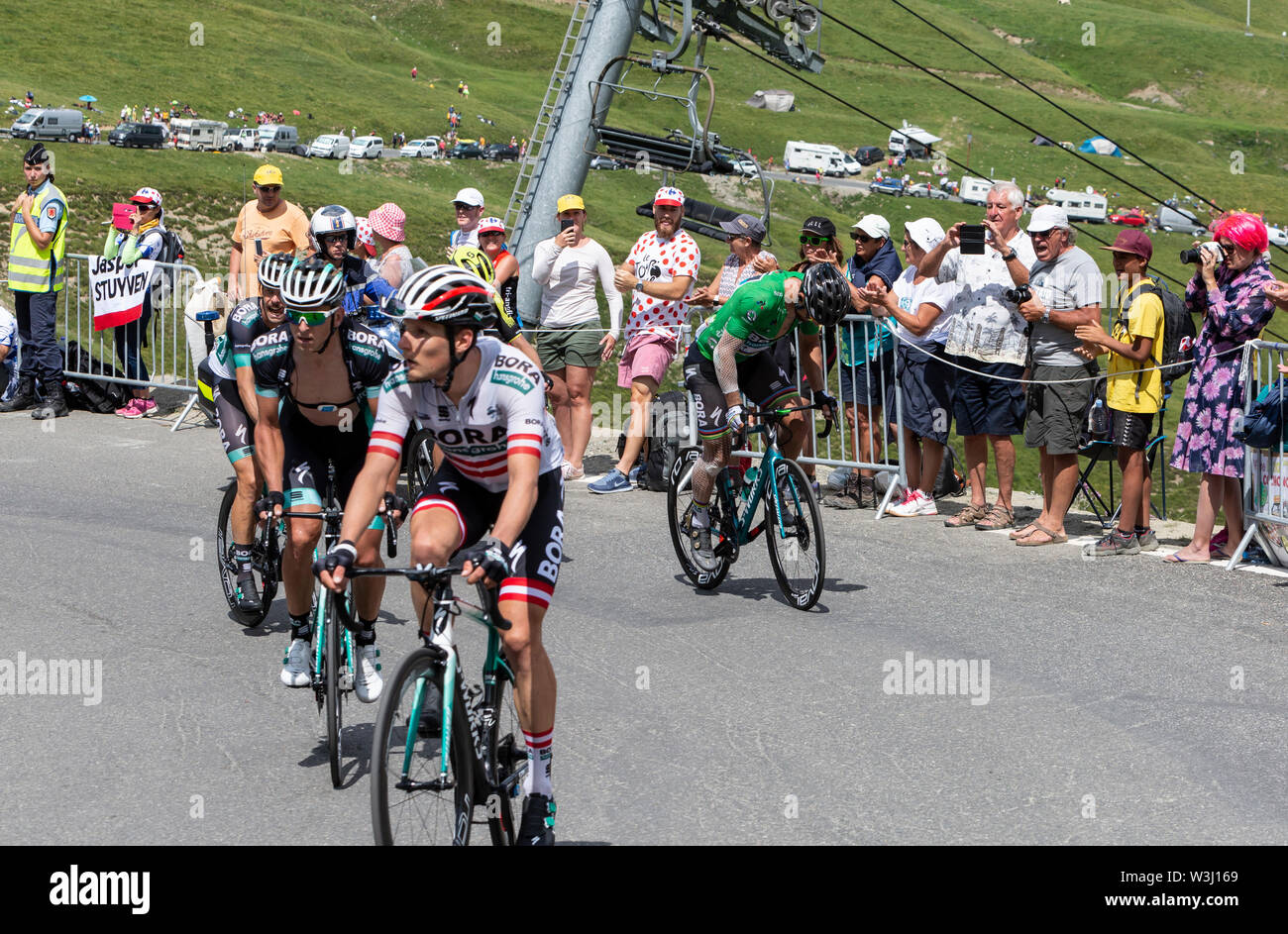 Col du Tourmalet,France-July 27,2018: un gruppo di ciclisti tra cui Peter Sagan in Maglia Verde salendo per la strada che porta al Col du Tourmalet durante la fase 19 del Tour de France 2018. Foto Stock