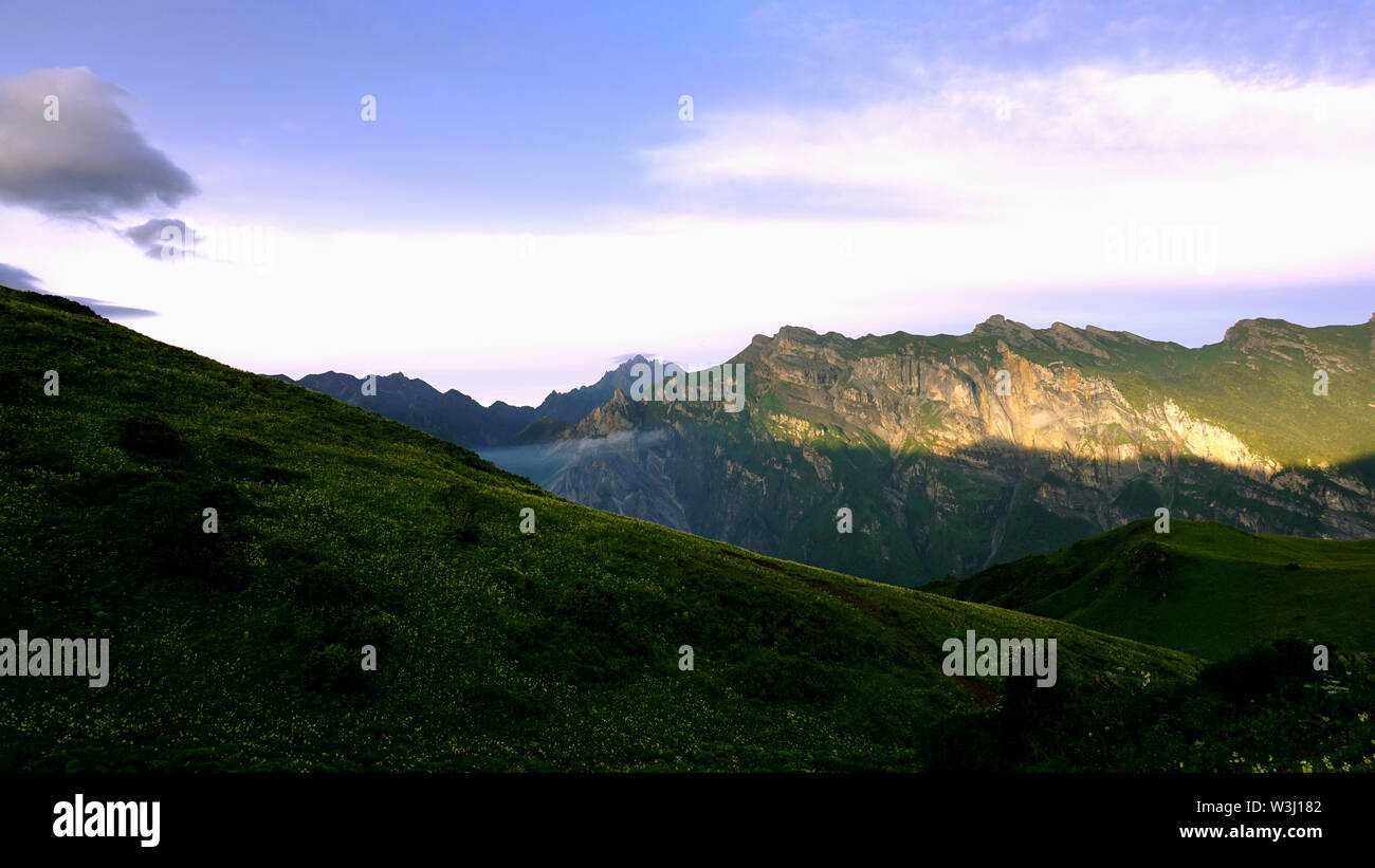 Questa foto è stata scattata durante il sorgere del sole sulla montagna JiuDing in Cina. Foto Stock