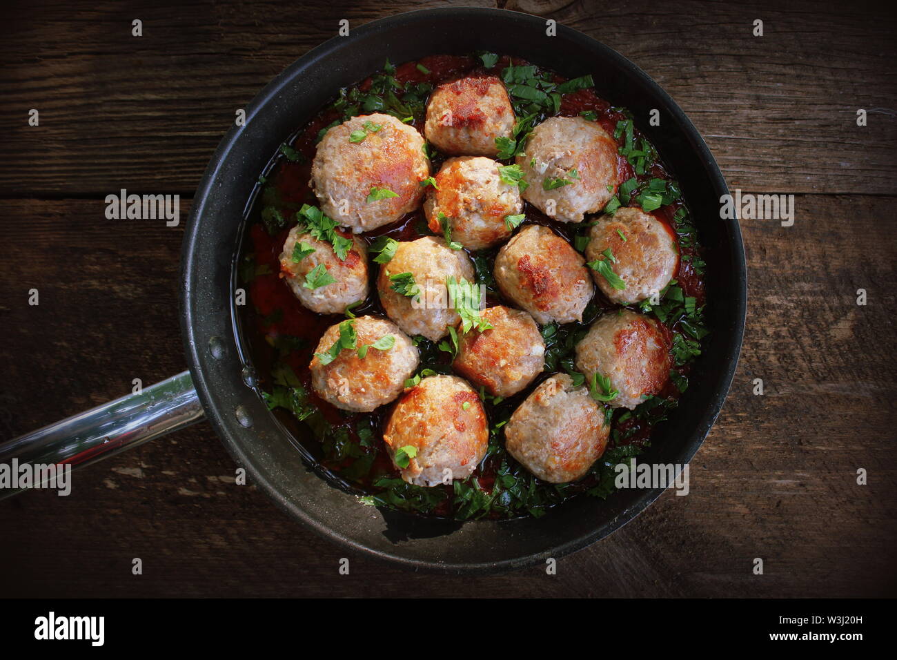 Le polpette di carne in agrodolce salsa di pomodoro sul tavolo rustico. Vista superiore Foto Stock