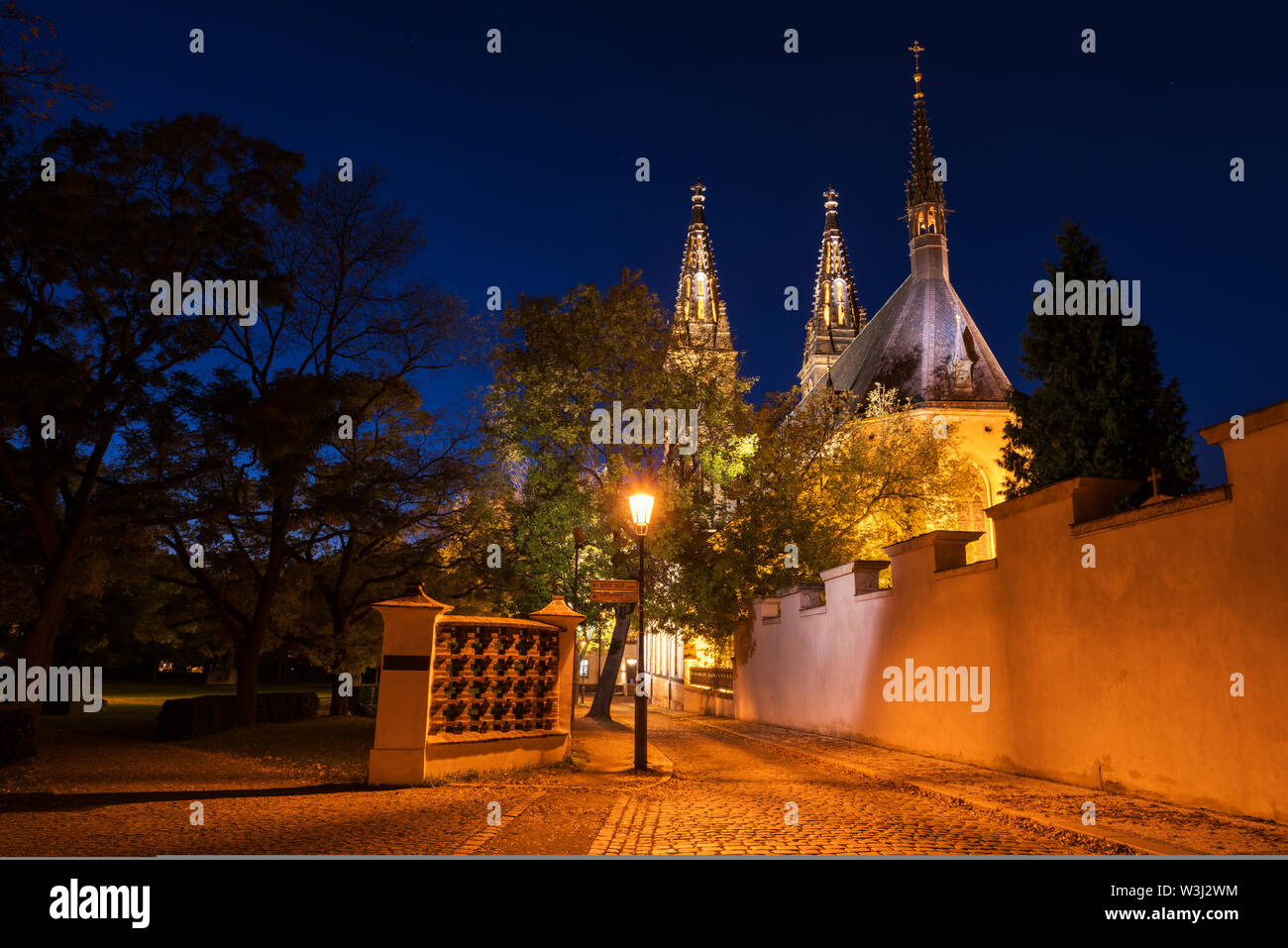 Chiesa di San Pietro e San Paolo di notte, Vysehrad, Praga, Repubblica Ceca Foto Stock