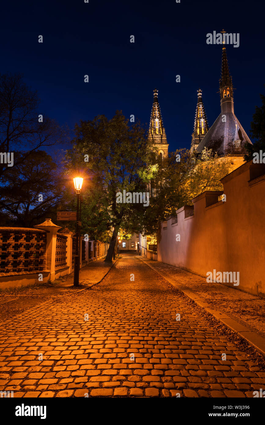 Chiesa di San Pietro e San Paolo di notte, Vysehrad, Praga, Repubblica Ceca Foto Stock