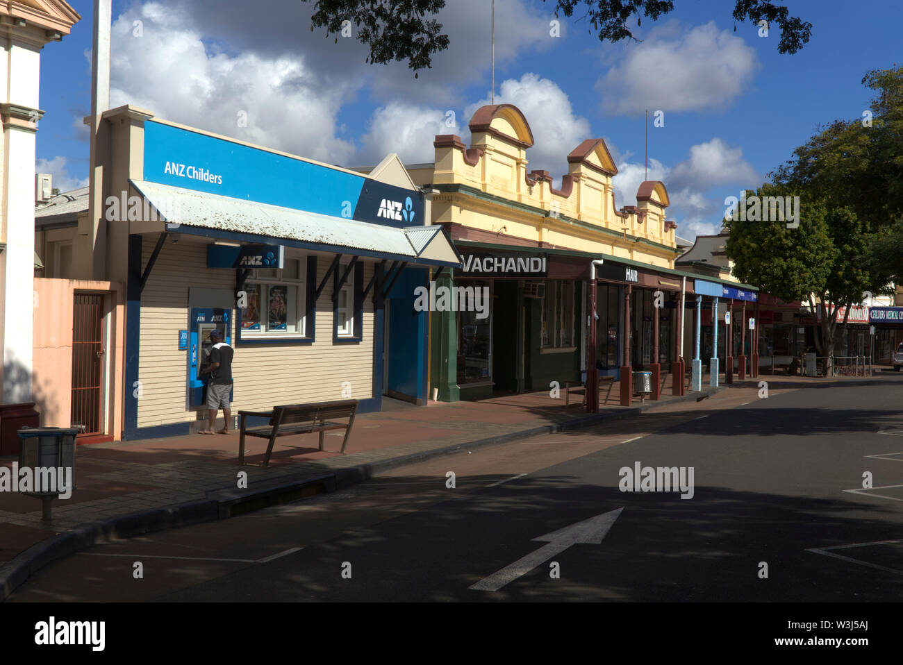 Il cliente utilizza ATM a ANZ Bank building su Churchill Street Childers Queensland Australia Foto Stock