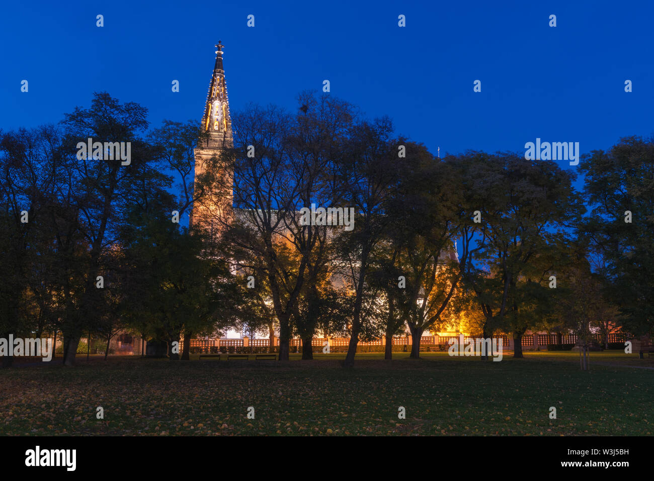 Chiesa di San Pietro e San Paolo di notte, Vysehrad, Praga, Repubblica Ceca Foto Stock