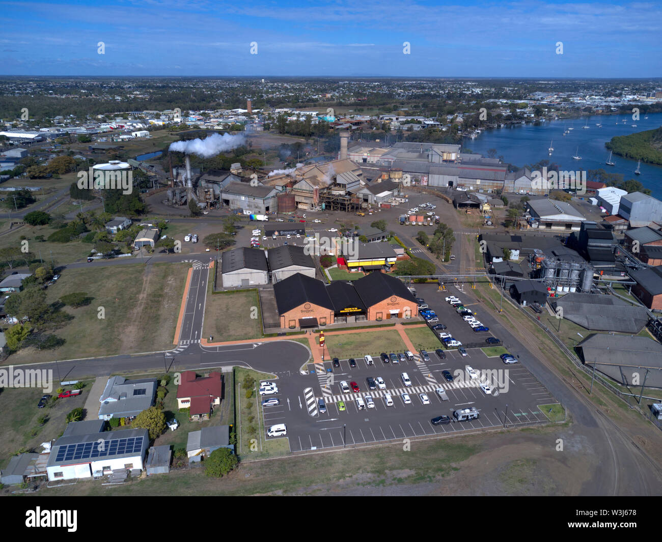 Antenna della Millaquin Sugar Mill e distilleria Bundaberg Rum sulle rive del fiume Burnett Bundaberg Queensland Australia Foto Stock