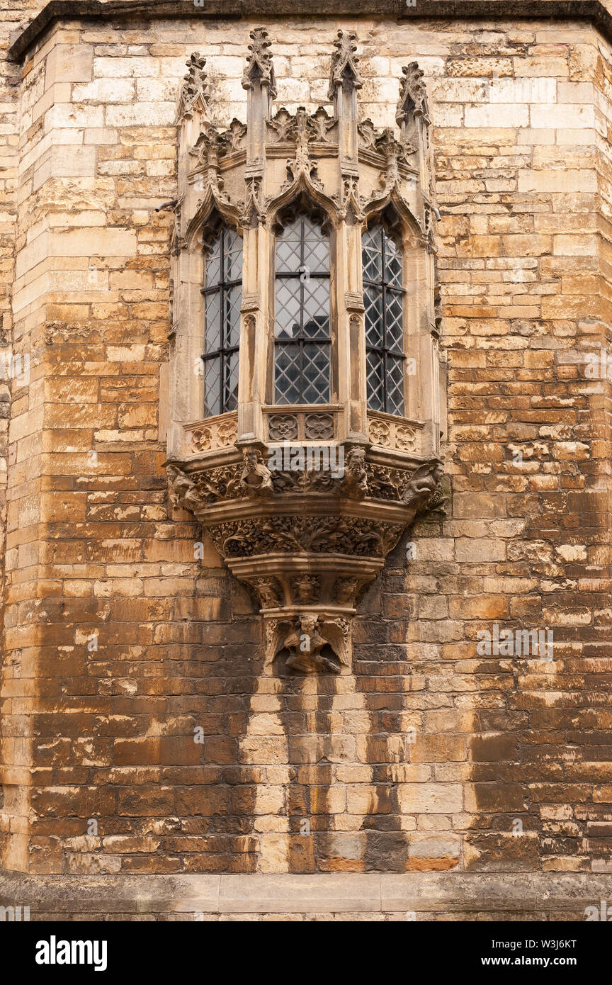 Colorate calcare sulla baia di oriel finestra con muratura mostra striature sulla faccia di pietra lavati via dalla pioggia, Lincoln ingresso al castello Foto Stock