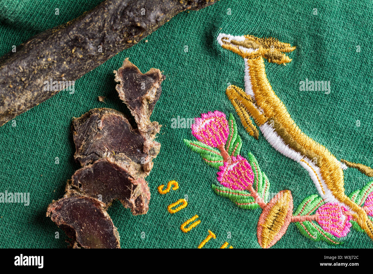 QUEENSTOWN, SUD AFRICA - 16 luglio 2019 - South African Springbok rugby jersey circa 1995 Coppa del mondo con le fette di carne di cervo biltong, tipico Sud Afric Foto Stock