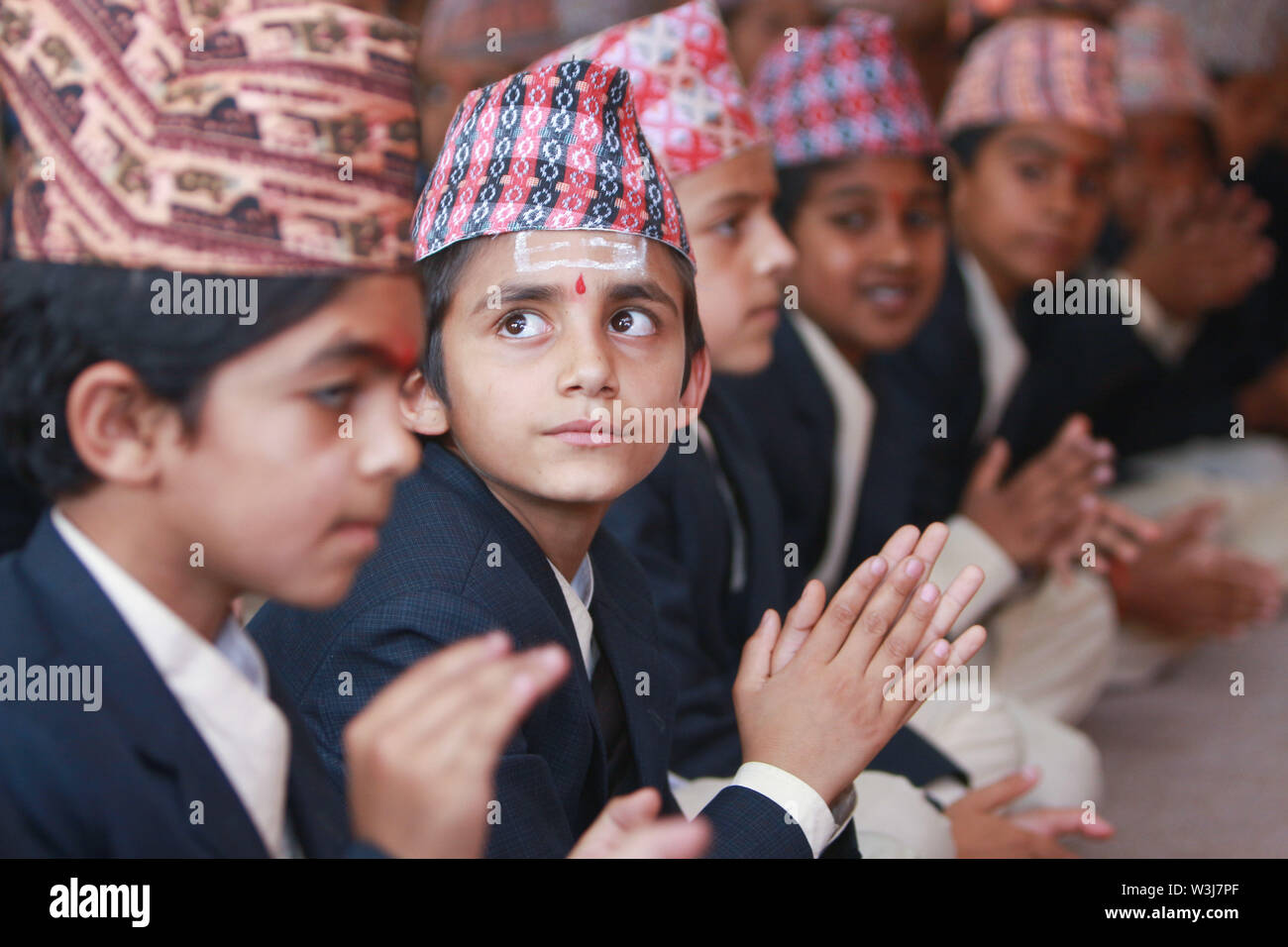 Kathmandu, Nepal, 15 luglio, gli studenti dal Nepal Bidhyashram letto (Scuola Sanskrikt) partecipano a celebrare il Guru purnima (Teache'rs giorno). @Sarita K Foto Stock