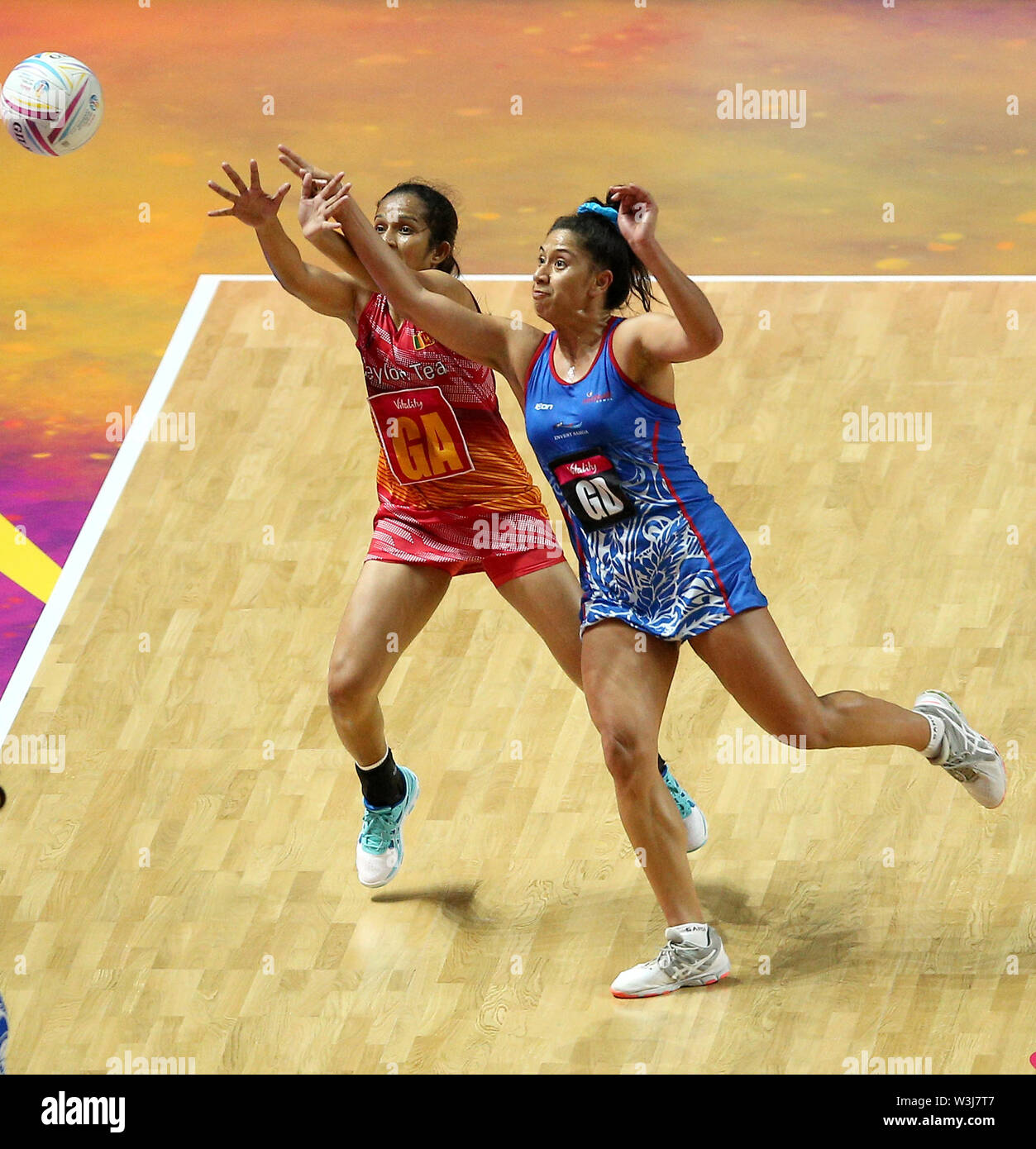 Sri Lanka Wannithileka Dulangi (sinistra) e Samoa's Afi Lafaiali'i-Sapolu battaglia per la sfera durante il Netball World Cup Match al M&S Bank Arena, Liverpool. Foto Stock