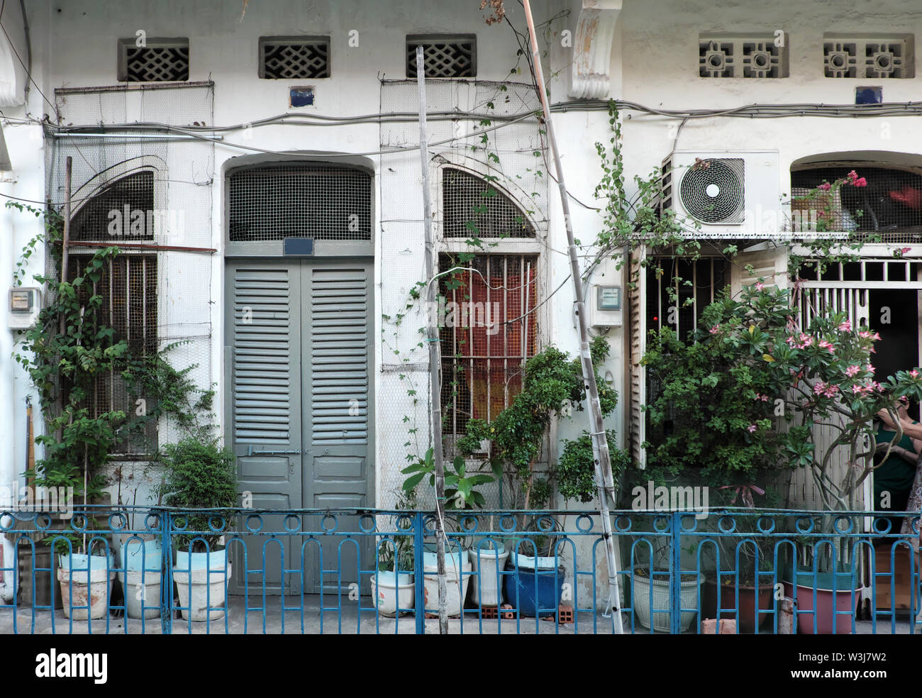 Scena spettacolare di 100 anni vecchia zona residenziale, fila di vecchia casa antica architettura, vintage color ruggine, ringhiera in ferro di rendere cinese China town Foto Stock