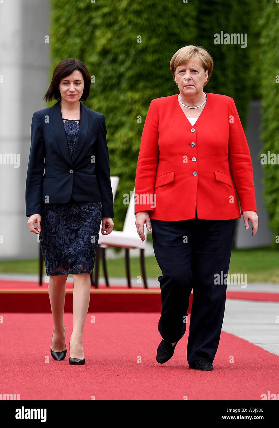 Berlino, Germania. 16 Luglio, 2019. Il cancelliere Angela Merkel (CDU, r) moldave riceve il primo ministro Maia Cosmin con gli onori militari. Credito: Britta Pedersen/dpa-Zentralbild/dpa/Alamy Live News Foto Stock