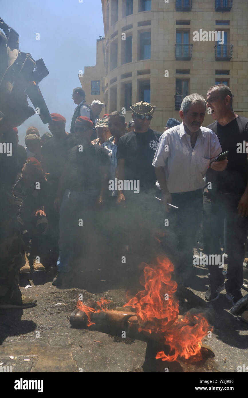 Beirut, Libano. 16 Luglio, 2019. Ritirato i soldati dell'esercito libanese ha appiccato il fuoco a un veterano di gambe protesiche come protestano contro i tagli in pensioni statali e oltre il bilancio di austerità misure oggetto dei dibattiti in seno al Parlamento come previsto tagli hanno scatenato una ondata di malcontento pubblico, che sono state indirizzate a pensioni e salari, dei servizi e delle prestazioni sociali. Credito: amer ghazzal/Alamy Live News Foto Stock