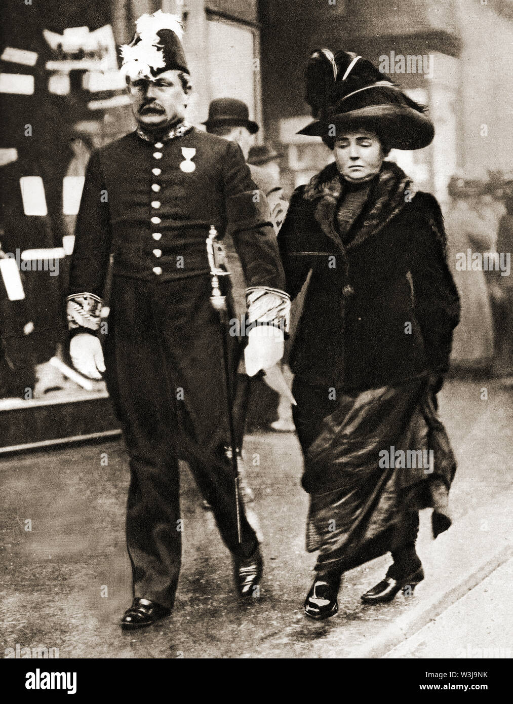 David Lloyd George, primo Earl Lloyd-George di Dwyfor (1863-1945) -- Un 1910 casual street fotografia di Lloyd George vestito in uniforme formale, camminando mano nella mano con la moglie Margaret (nee) Owen (1864-1941) Foto Stock