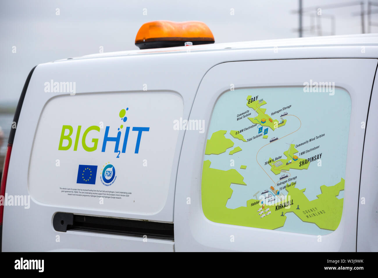 Un veicolo alimentato a idrogeno, parte di una flotta di veicoli del consiglio coinvolti nel colpo grande progetto che utilizza fonti di energia rinnovabili da una turbina eolica e ti Foto Stock