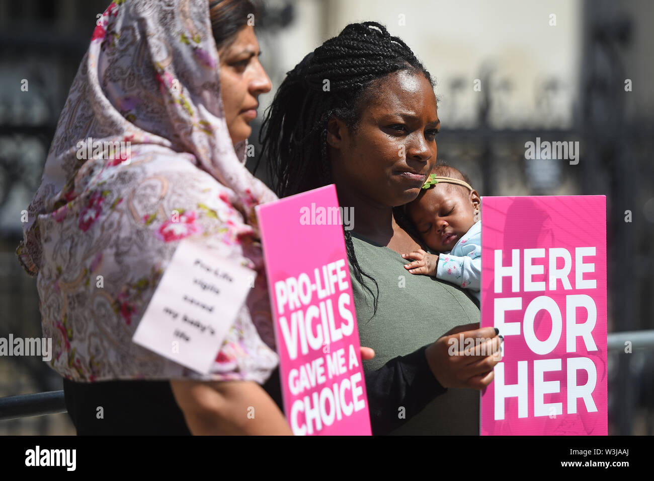 Due donne che erano stati contattati dal Movimento per la vita Nelle veglie al di fuori dell'aborto cliniche in London, stand al di fuori della Corte di appello con i loro figli, come un ricorso contro un divieto sulle manifestazioni al di fuori di un aborto Londra clinica è impostata per essere ascoltato. Foto Stock
