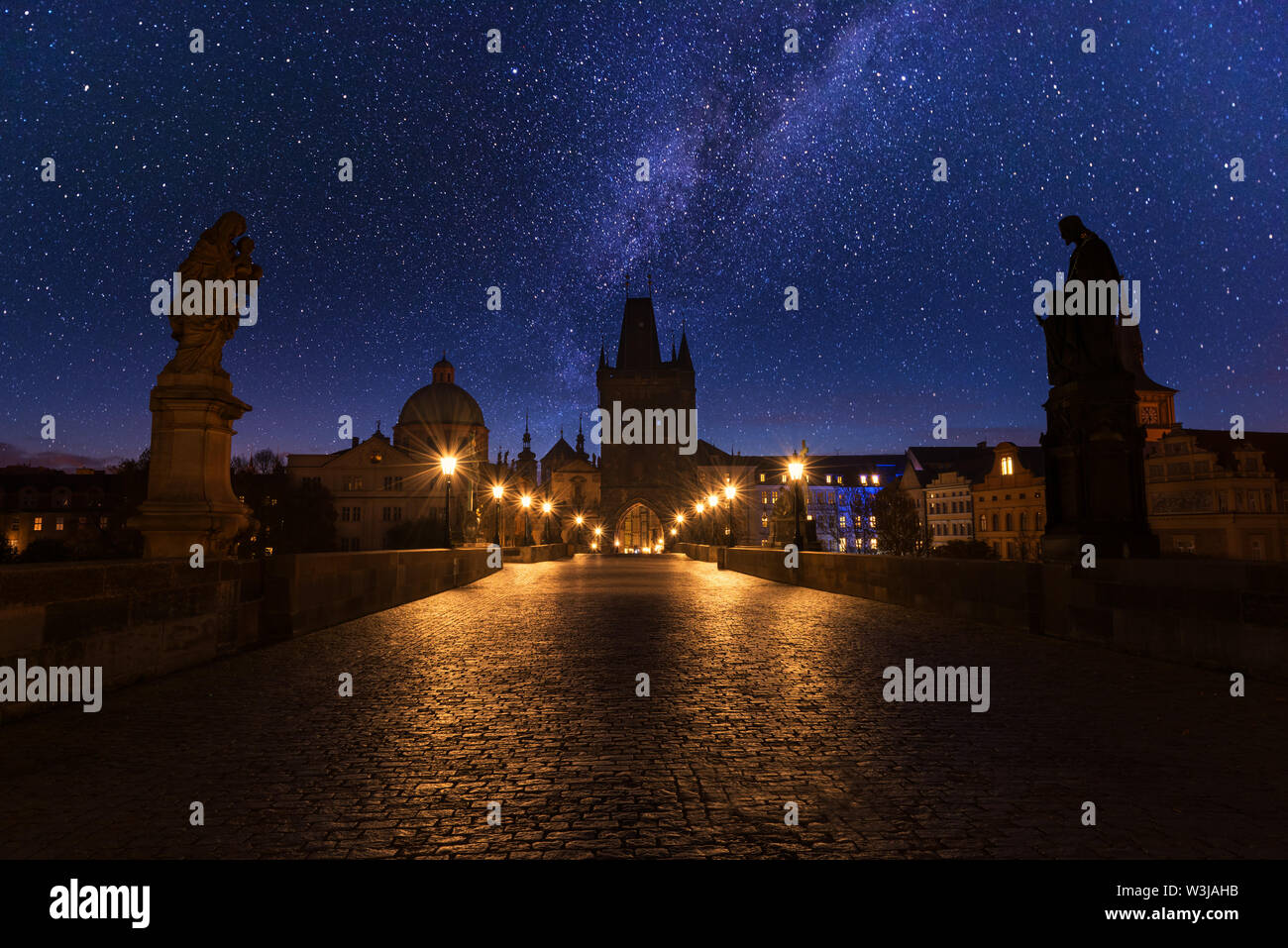 Praga, Charles Bridge di notte con cielo stellato Foto Stock