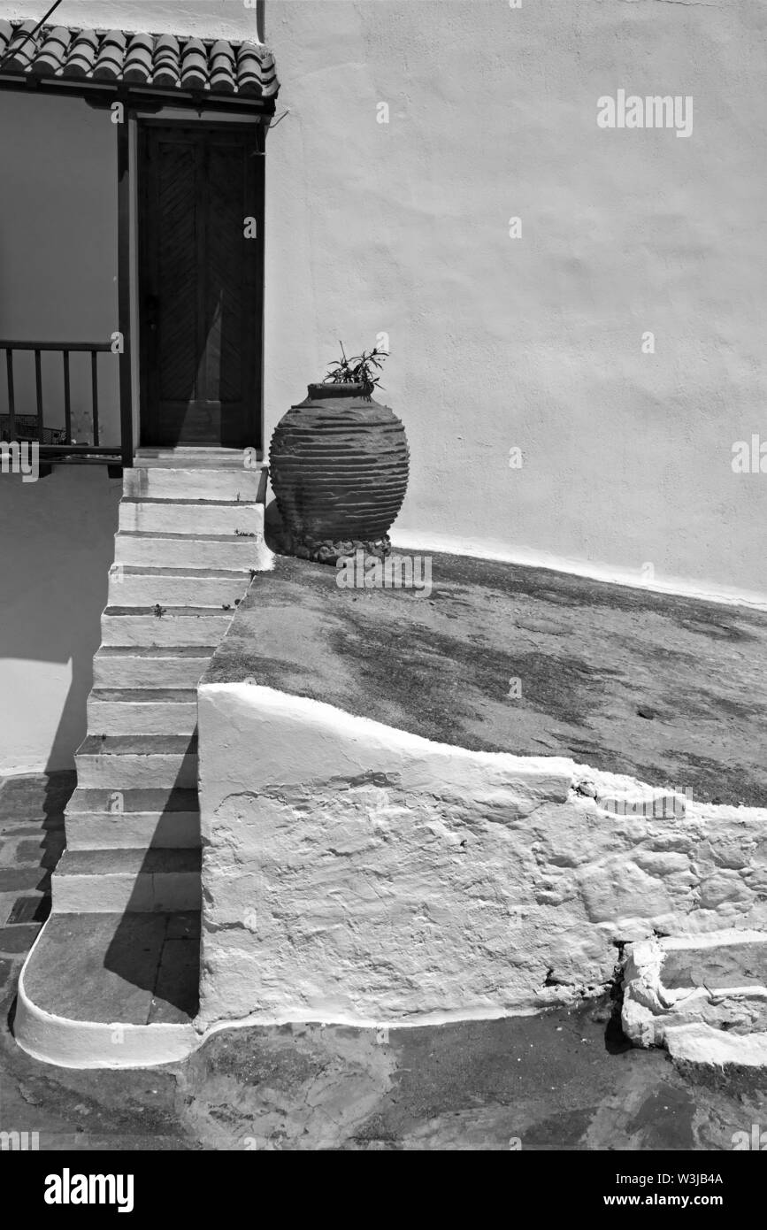 Passi per una casa nella città di Skopelos, Sporadi settentrionali della Grecia. Foto Stock