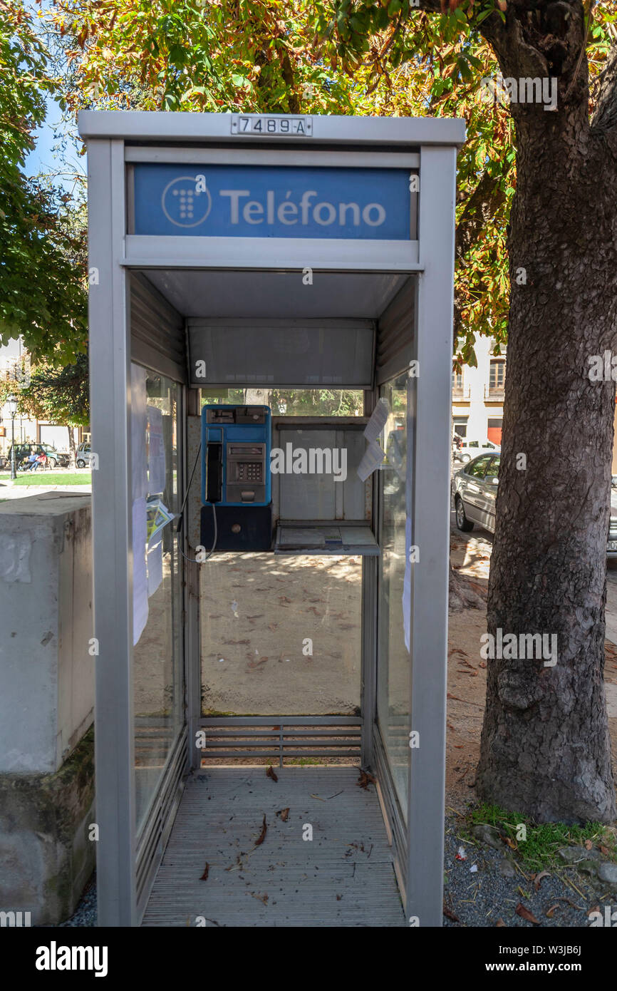 SANT JOAN DE LES ABADESSES,Spagna- ottobre 25,2018: cabina telefonica box, village street. Foto Stock