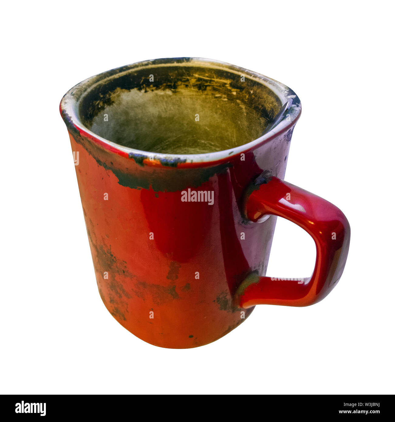 Disgustoso super rosso sporco caffè tazza vuota isolata su sfondo bianco con il fuoco selettivo. Foto Stock