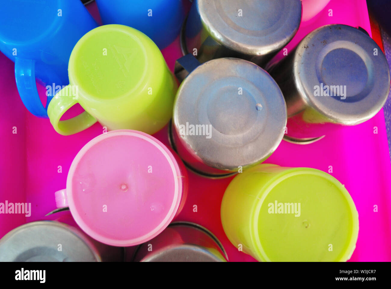 Lo sbarramento rotante realizzato da molti in plastica colorata e bicchiere in acciaio inox, lavato e ribaltato. Foto Stock