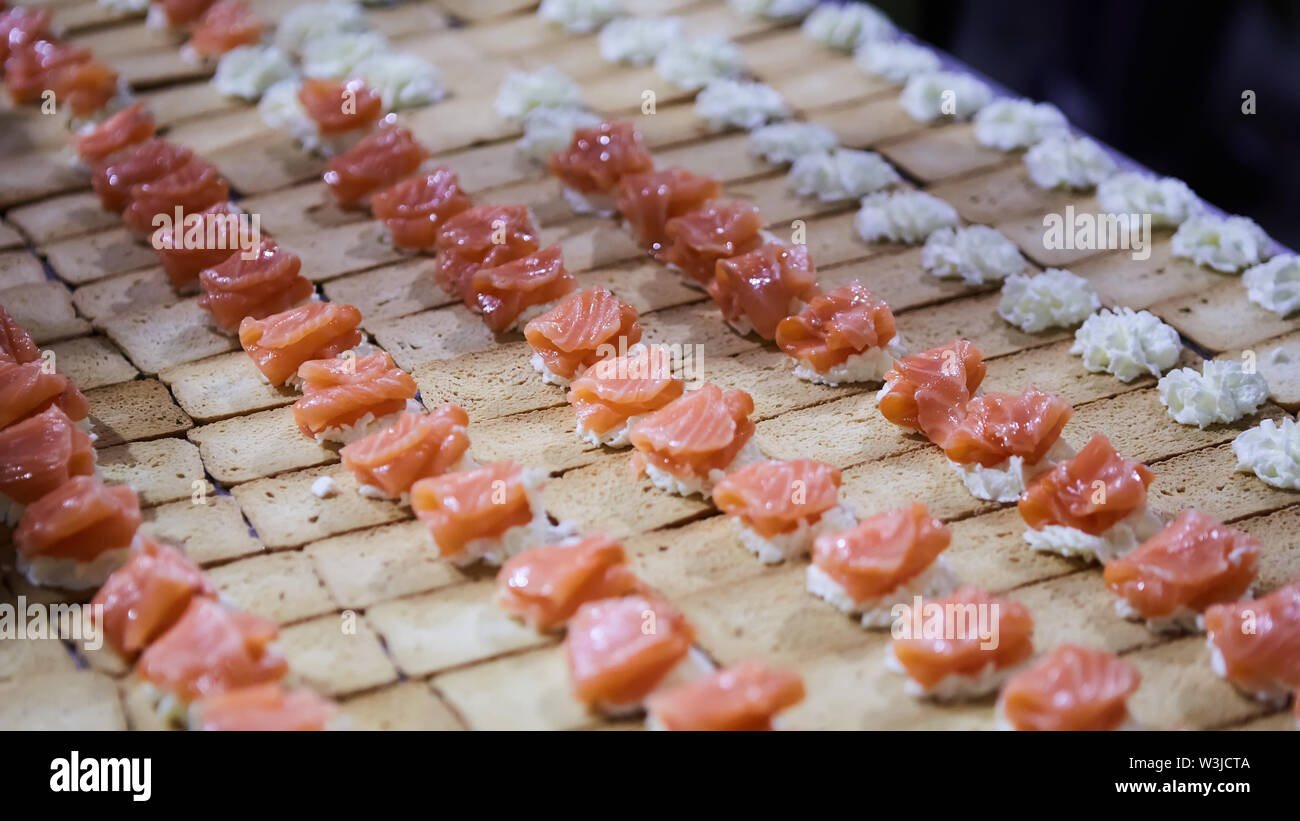 Norvegesi di salmone affumicato tartine con crema di formaggio. Foto Stock